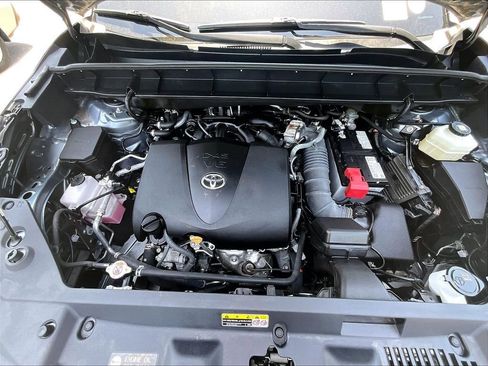 Certified 2021 Toyota Highlander XLE AWD/4WD image 31