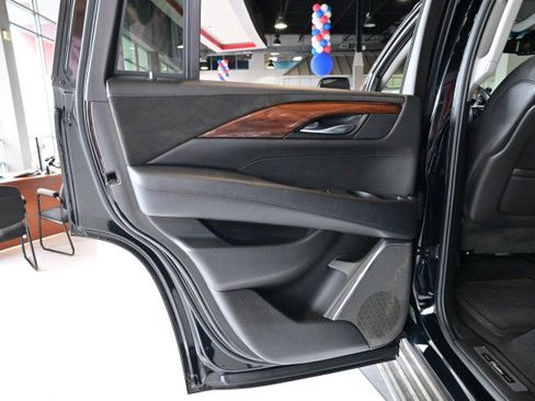 Used 2015 Cadillac Escalade Luxury AWD/4WD image 21