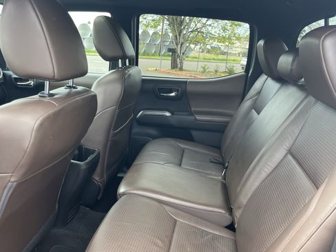 Used 2016 Toyota Tacoma Limited w/ Towing Package image 16