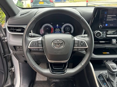 Used 2025 Toyota Highlander XSE AWD/4WD image 30