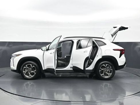 Used 2025 Chevrolet Trax LT FWD image 49