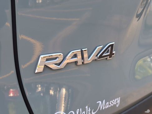 Used 2020 Toyota RAV4 XLE w/ Convenience Package image 9