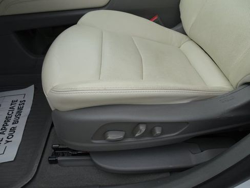 Used 2024 Cadillac XT6 Premium Luxury w/ LPO, Floor Liner Package AWD/4WD image 10