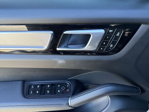 Used 2023 Porsche Cayenne Platinum Edition image 17