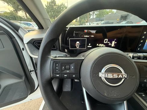 Used 2025 Nissan Kicks SV AWD/4WD image 26