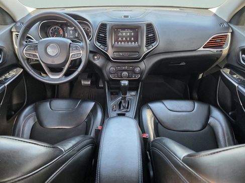 Used 2019 Jeep Cherokee Latitude Plus w/ Comfort/Convenience Group FWD image 18