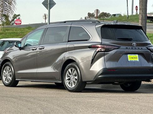 Used 2024 Toyota Sienna XLE image 8