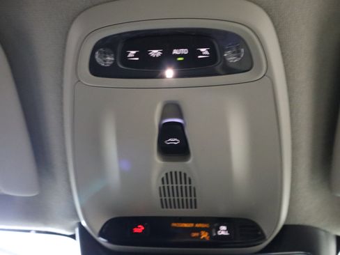 Used 2022 Volvo XC40 T4 Momentum image 28