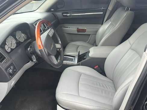 Used 2006 Chrysler 300 C w/ Navigation & Sound Group II RWD image 9