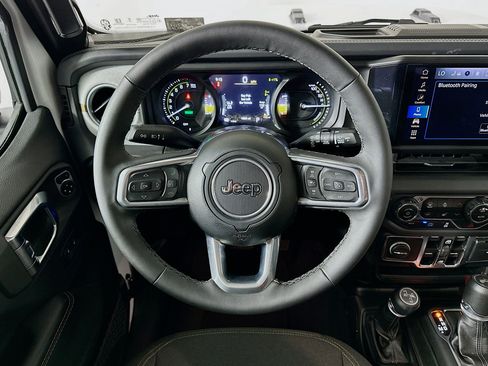 Used 2025 Jeep Wrangler Sahara image 17