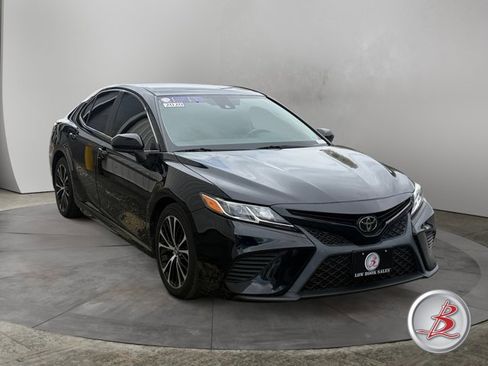 Used 2020 Toyota Camry SE w/ Carpet Mat Package FWD image 1