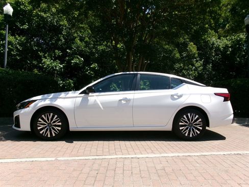 Used 2024 Nissan Altima 2.5 SV FWD image 8