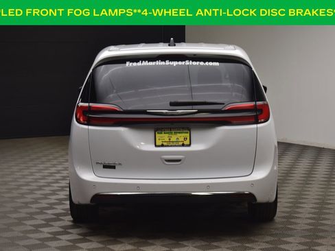 Used 2024 Chrysler Pacifica Touring-L image 8