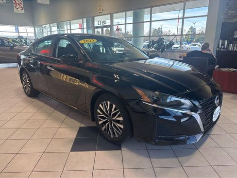 Used 2023 Nissan Altima 2.5 SV w/ SV Premium Package image 1