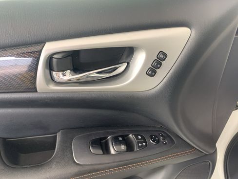 Used 2019 Nissan Pathfinder SL AWD/4WD image 14