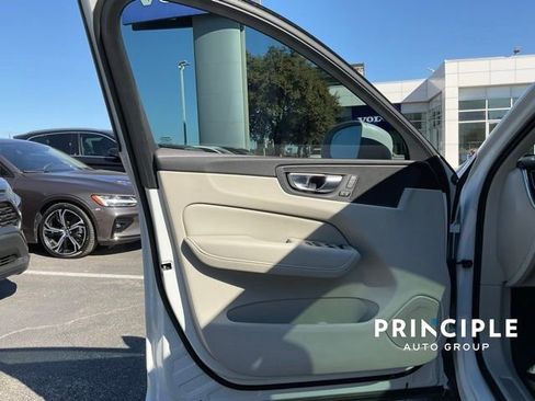 Used 2021 Volvo XC60 T5 Momentum w/ Premium Package image 11