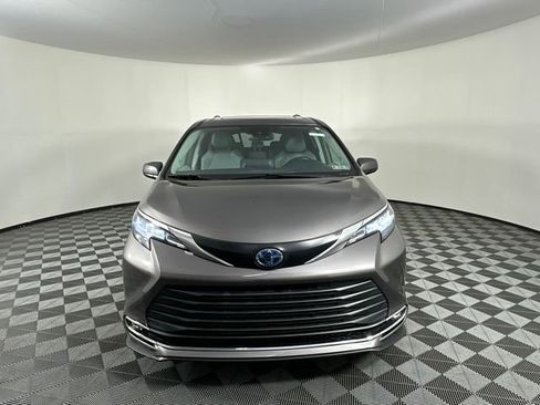 Used 2022 Toyota Sienna XLE w/ XLE Plus Package image 2