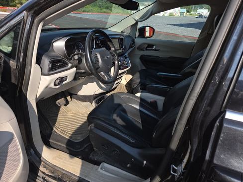 Used 2020 Chrysler Pacifica Touring-L FWD image 10