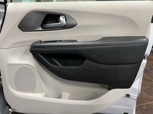 Used 2022 Chrysler Pacifica Touring-L image 29