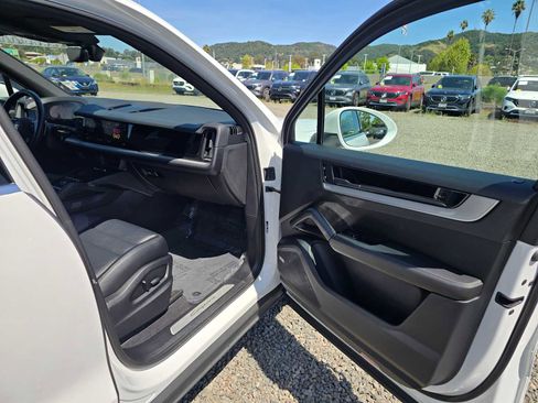 Used 2024 Porsche Cayenne AWD/4WD image 20