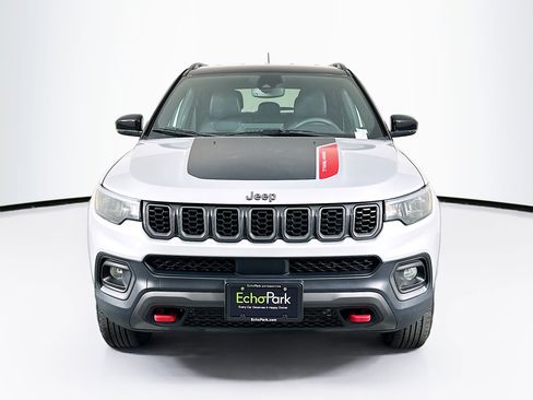 Used 2025 Jeep Compass Trailhawk AWD/4WD image 2