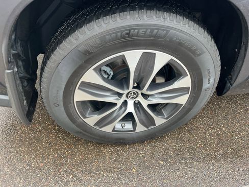 Used 2021 Toyota Highlander XLE AWD/4WD image 6