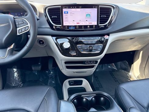 Used 2024 Chrysler Pacifica Touring-L FWD image 19