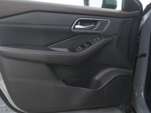 Used 2021 Nissan Rogue SV image 19