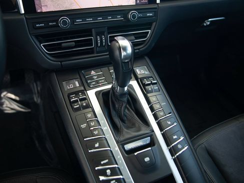 Used 2020 Porsche Macan w/ Premium Package AWD/4WD image 20