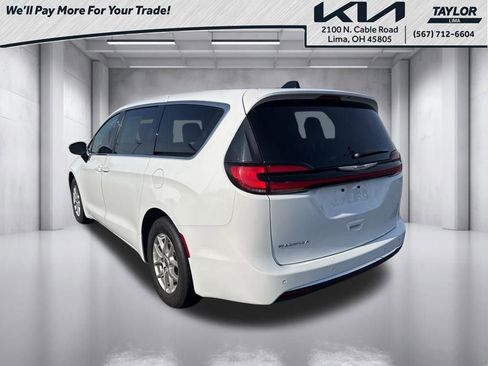 Used 2024 Chrysler Pacifica Touring-L image 7