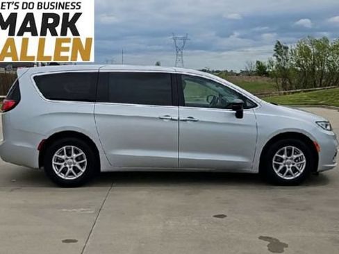 Used 2024 Chrysler Pacifica Touring-L FWD image 9