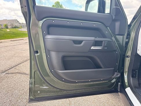 New 2026 Land Rover Defender 110 X-Dynamic SE AWD/4WD image 9
