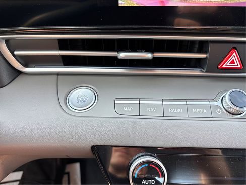 Certified 2025 Hyundai Elantra SEL FWD image 23