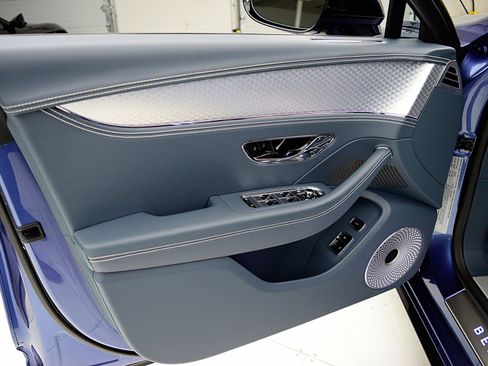 Used 2023 Bentley Flying Spur V8 image 42