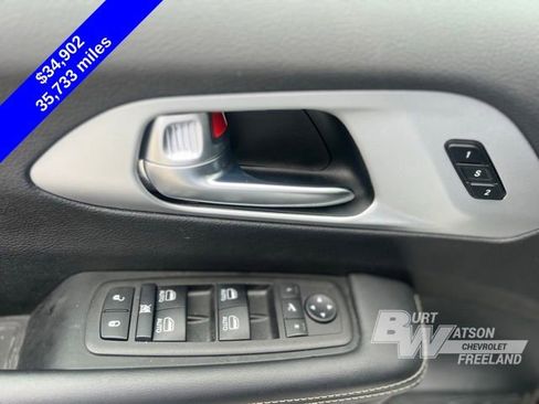 Used 2025 Chrysler Pacifica Limited FWD image 13