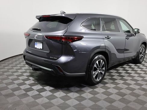 Used 2025 Toyota Highlander LE image 5