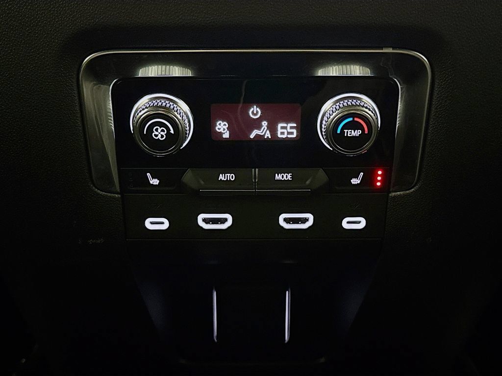 Used 2023 GMC Yukon Denali w/ Advanced Technology Package AWD/4WD image 27
