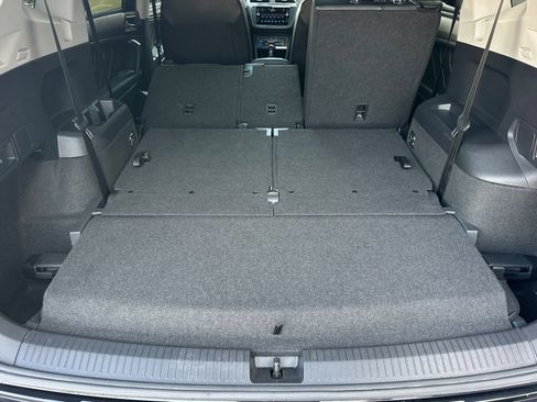 Used 2023 Volkswagen Tiguan SE w/ Panoramic Sunroof Package FWD image 16