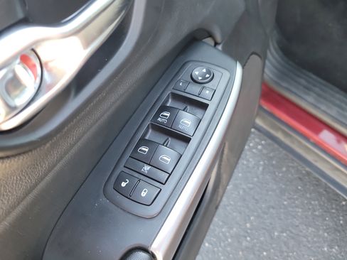 Used 2019 Jeep Cherokee Latitude w/ Popular Appearance Group image 15