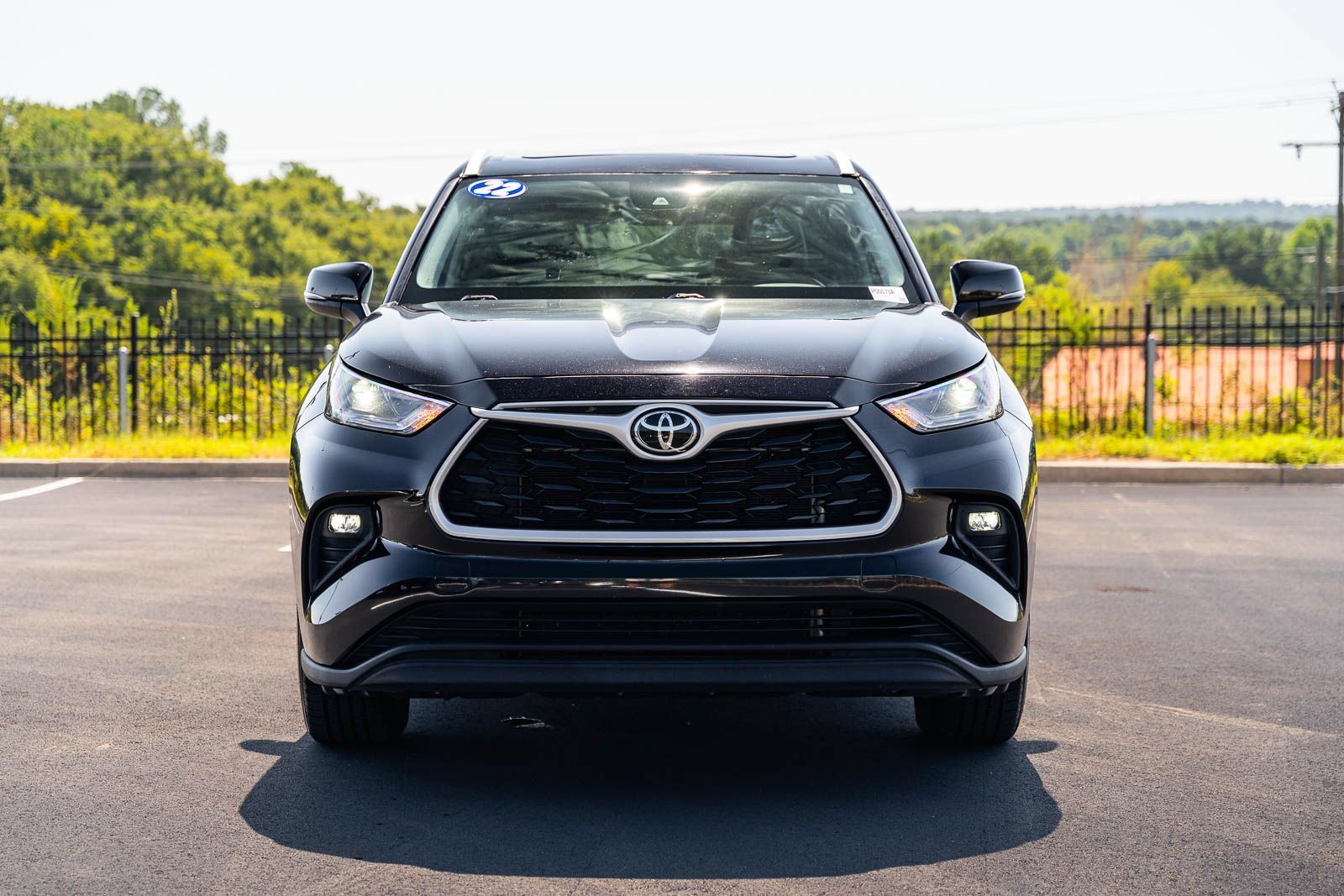 Used 2022 Toyota Highlander XLE FWD image 2