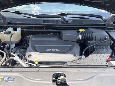 Used 2017 Chrysler Pacifica Touring Plus w/ Tire & Wheel Group FWD image 35