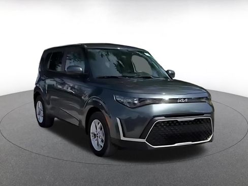 Used 2025 Kia Soul LX w/ LX Technology Package FWD image 2
