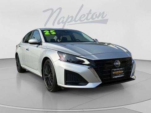 Used 2025 Nissan Altima 2.5 SV w/ SV Special Edition Package FWD image 3