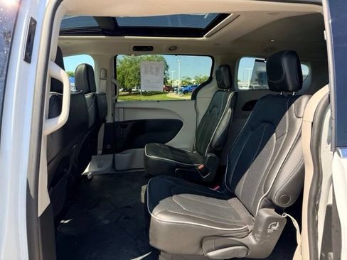 Used 2022 Chrysler Pacifica Limited FWD image 8