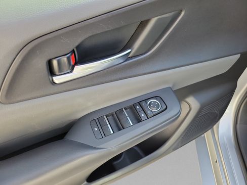 Used 2023 Toyota Prius XLE FWD image 7