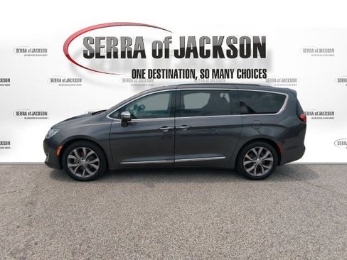 Used 2019 Chrysler Pacifica Limited w/ Advanced Safetytec Group FWD image 5