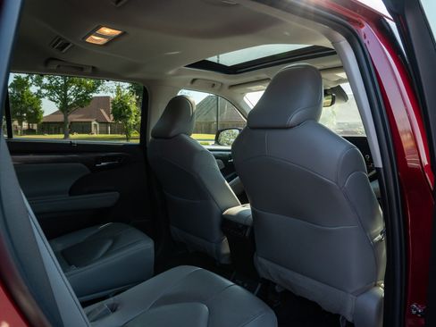 Used 2023 Toyota Highlander Limited FWD image 17