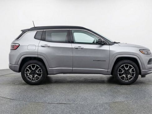 Used 2025 Jeep Compass Trailhawk AWD/4WD image 11
