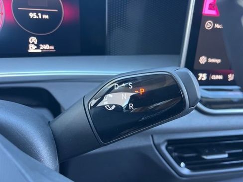 New 2026 Volkswagen Tiguan SE image 9