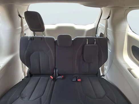 Used 2020 Chrysler Voyager L FWD image 13